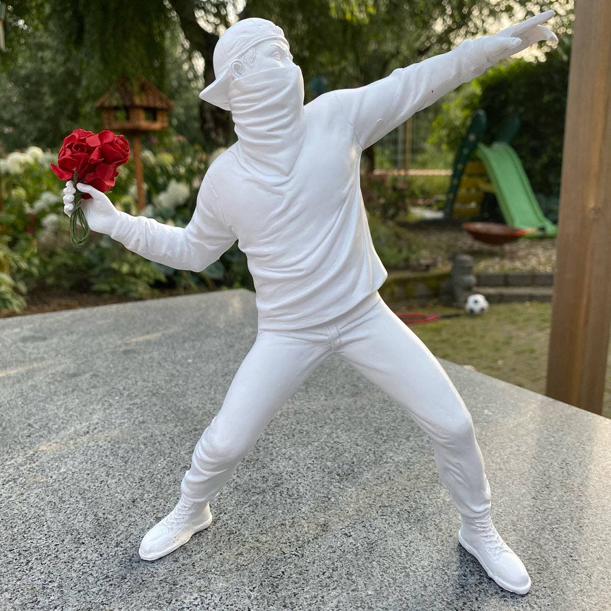 Moderny - Wholesale Decorative Figurine - Banksy Flower Rioter2