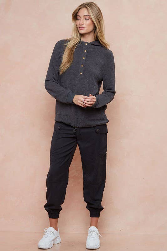 Doe and Rae – Engroshandel Hoodie – Kvinder – Knappet tekstureret hættetrøje m/løbegang - 10092J8