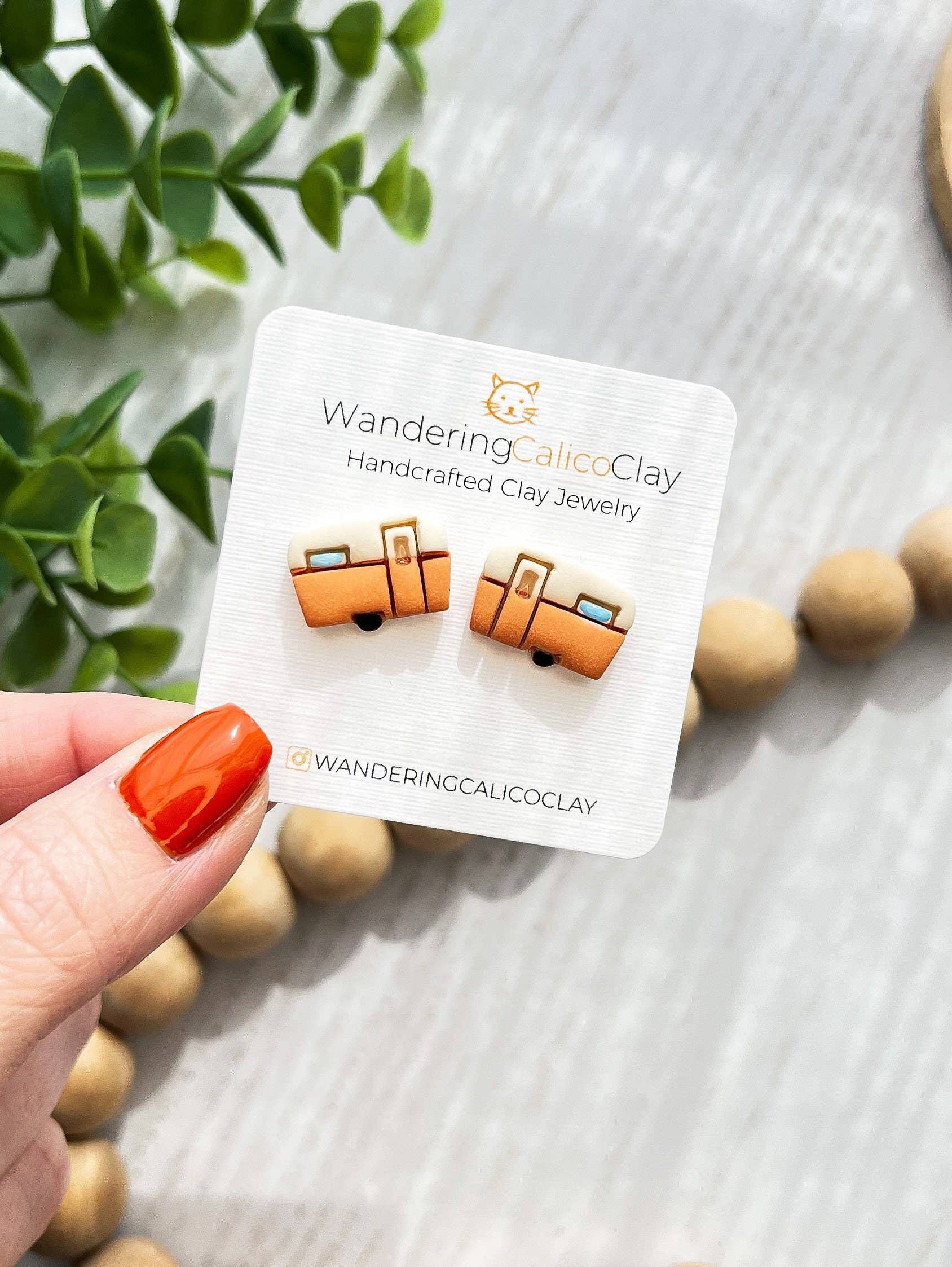 WanderingCalicoClay - Vente Clous d'oreille - Boucles d'oreilles en argile rétro RV Camper - Thème camping en plein air4