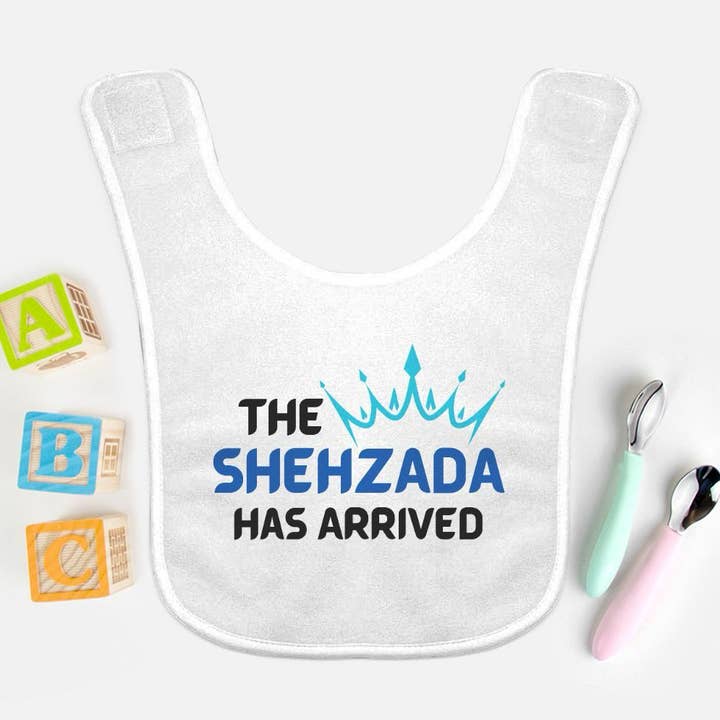 "Shehzadan har anlänt" Babyhaklapp för wholesale av Smriti Designs Gift Shop