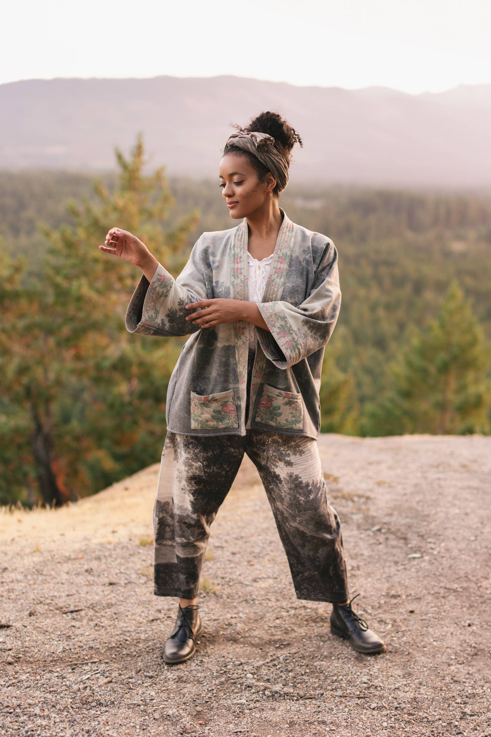 Market of Stars (USA) – Calças - Mulher por atacado – Calça cropped artística Still I Rise em linho com estampa de mulher e nascer do sol16