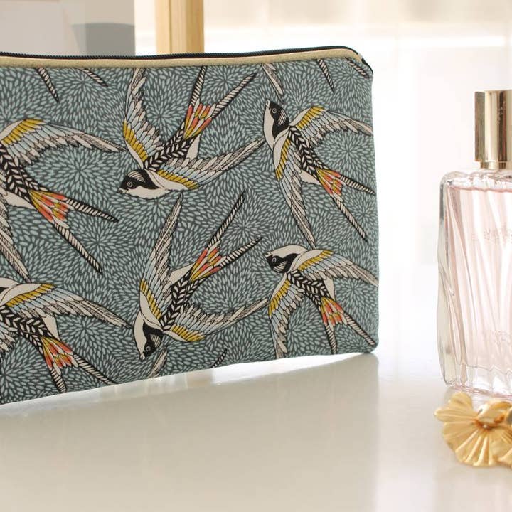 Pochette zippée Alna hirondelles pour la vente par Sabrina Trefle