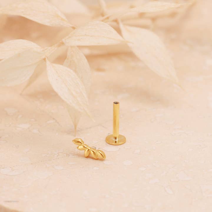 Little Nell Jewellery - Vendita all'ingrosso Orecchini a bottone - Orecchini a lobo curvo a forma di petalo dorato2