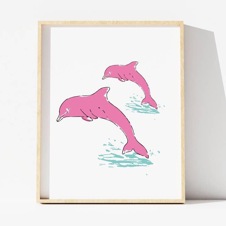 Impression artistique côtière avec un dauphin rose pour la vente par Oh So Chic Designs