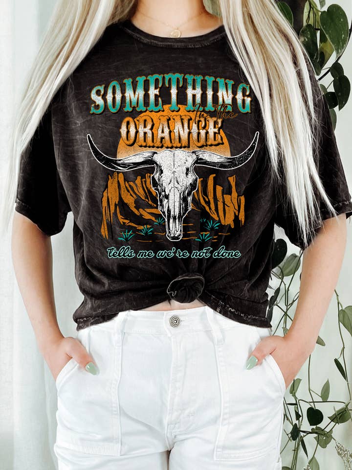 IETS IN DE ORANJE LANGE CROP TOP MET MINERAALPRINT voor wholesale door Rustee Clothing