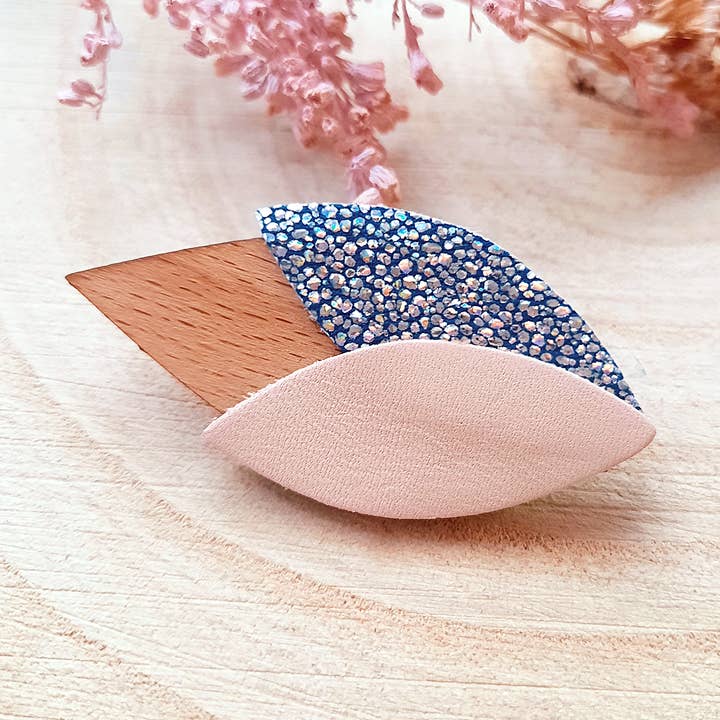 Broche en bois et cuir Tulipe Sirène for wholesale by Ni une ni deux