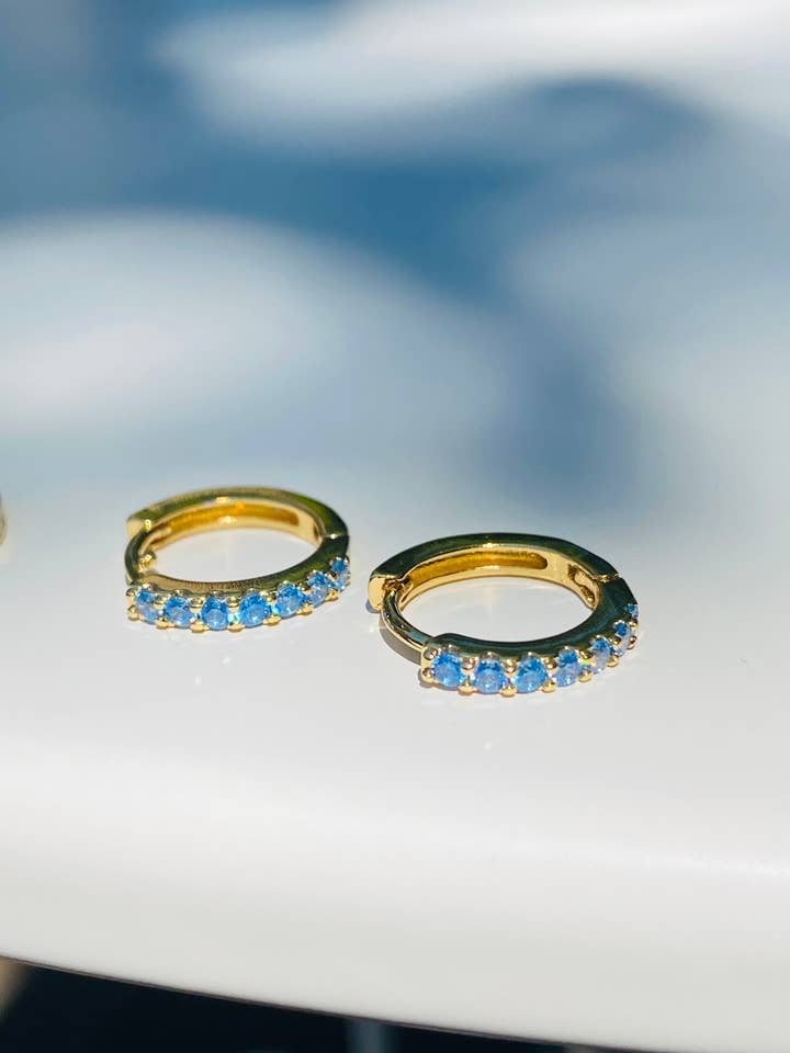 Gouden Rainbow Huggies hoops - verschillende kleuren - hemelsblauw voor wholesale door Stone and Chain