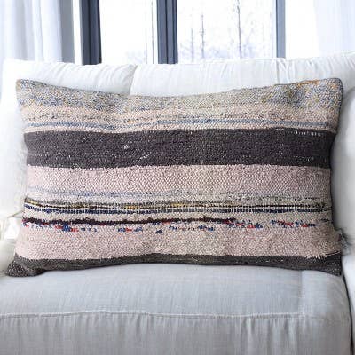 Coussin d'accent kilim rayé rose, marron et beige 30x50 cm pour la vente par Artisan by MF