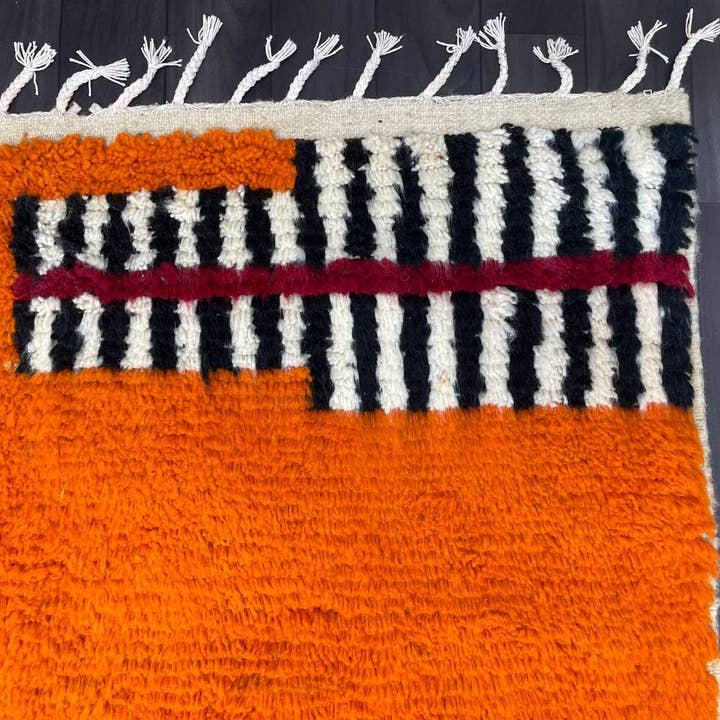 BohoVibeCraft – Engroshandel Løst tæppe – Engros Orange Marokkansk Tæppe | Uldtæppe med Fed Stribet Kant3