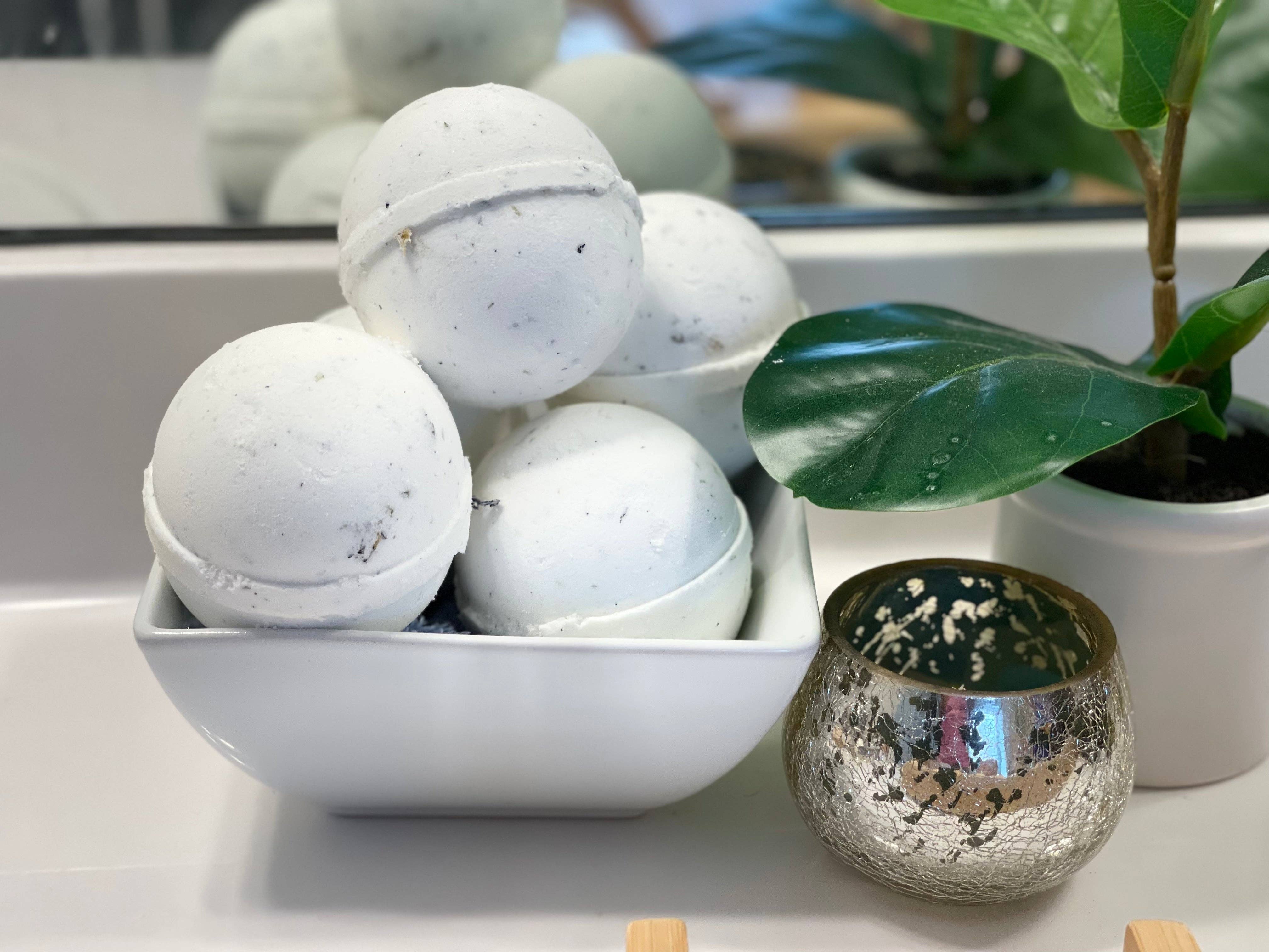 Bathology by Yaphiah – Großhandel Badebombe/-sprudeltabletten – Blaue Badebombe mit Schmetterlingsblume