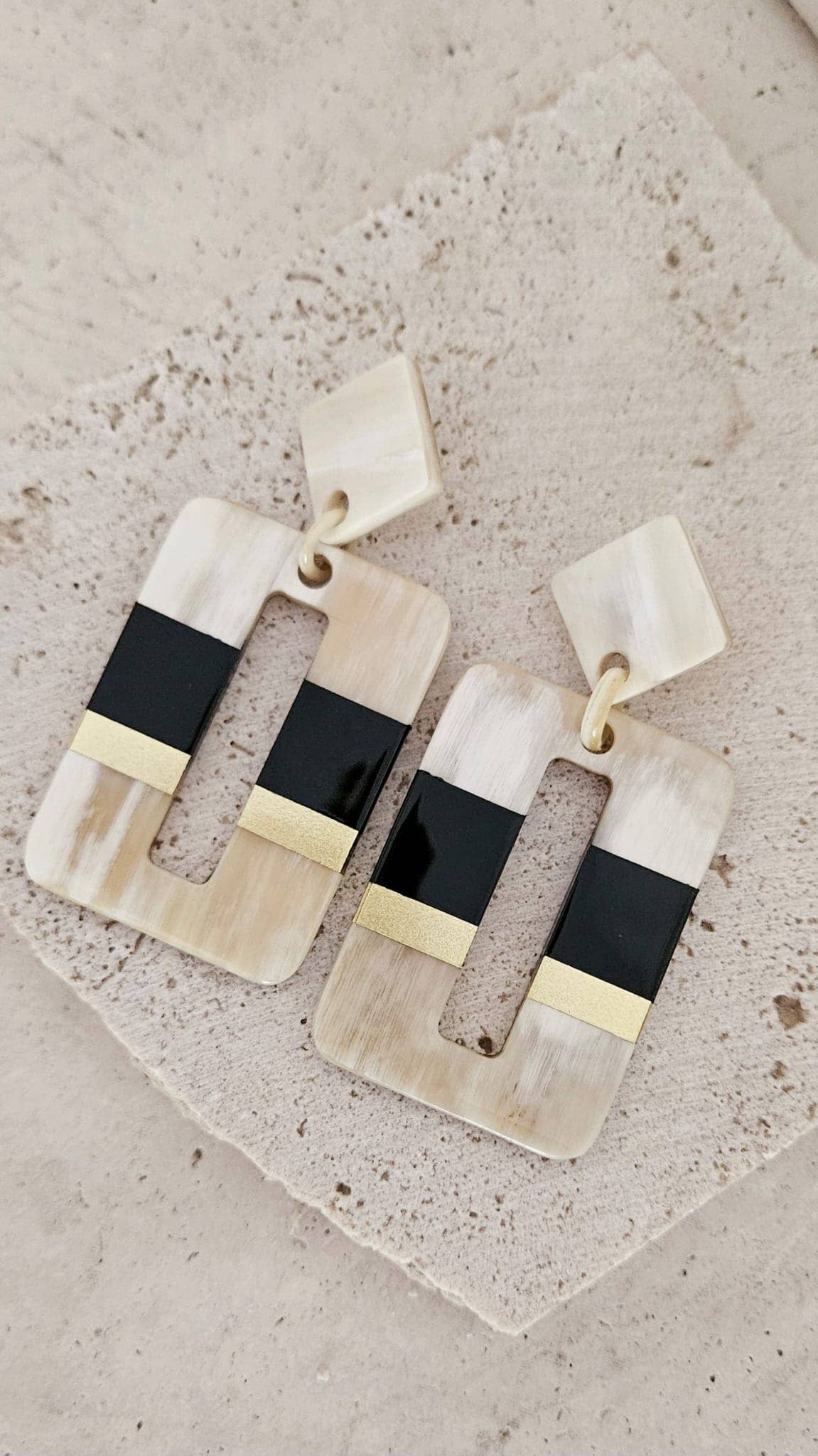 Le Coin Sauvage - Wholesale Dangle Earrings - Hoop Earrings in Horn - O - Black & Gold3