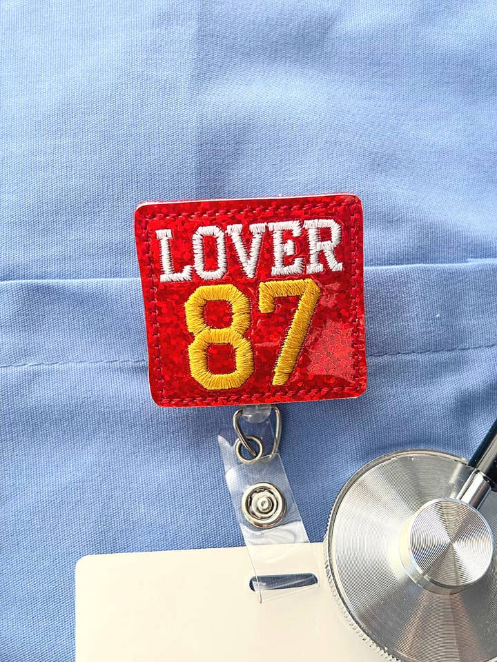 Enrouleur de badges rétractable Lover 87 pour infirmières pour la vente par Meeko’s Must Haves