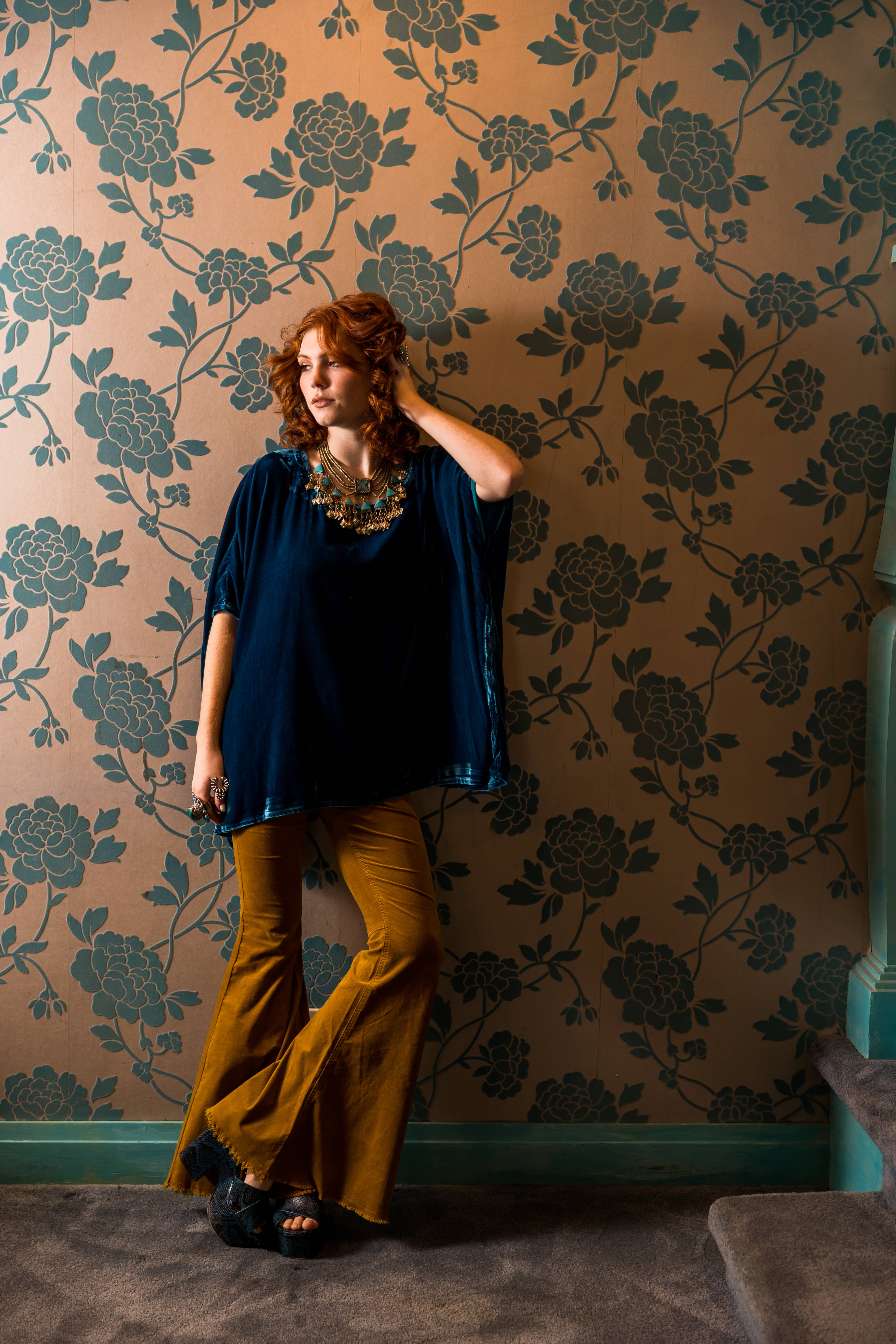 Jennafer Grace – Großhandel Bluse – Damen – Halstuch aus Samt mit Pfauenmuster10