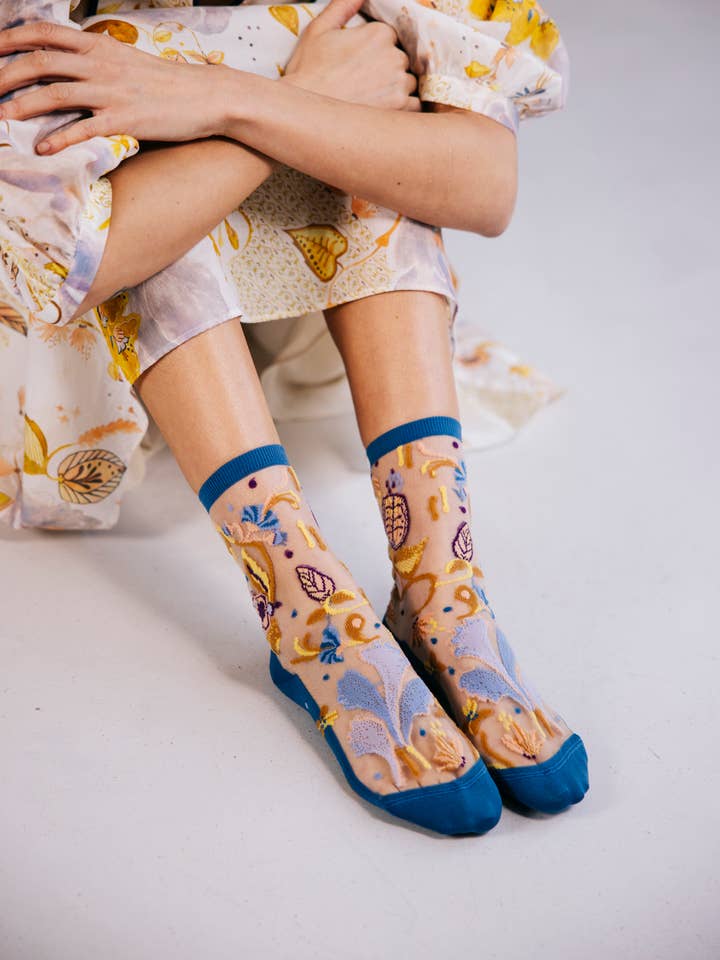 Floralia Blu • Calzini trasparenti con fiori donna per la vendita all'ingrosso da parte di Atelier St Eustache