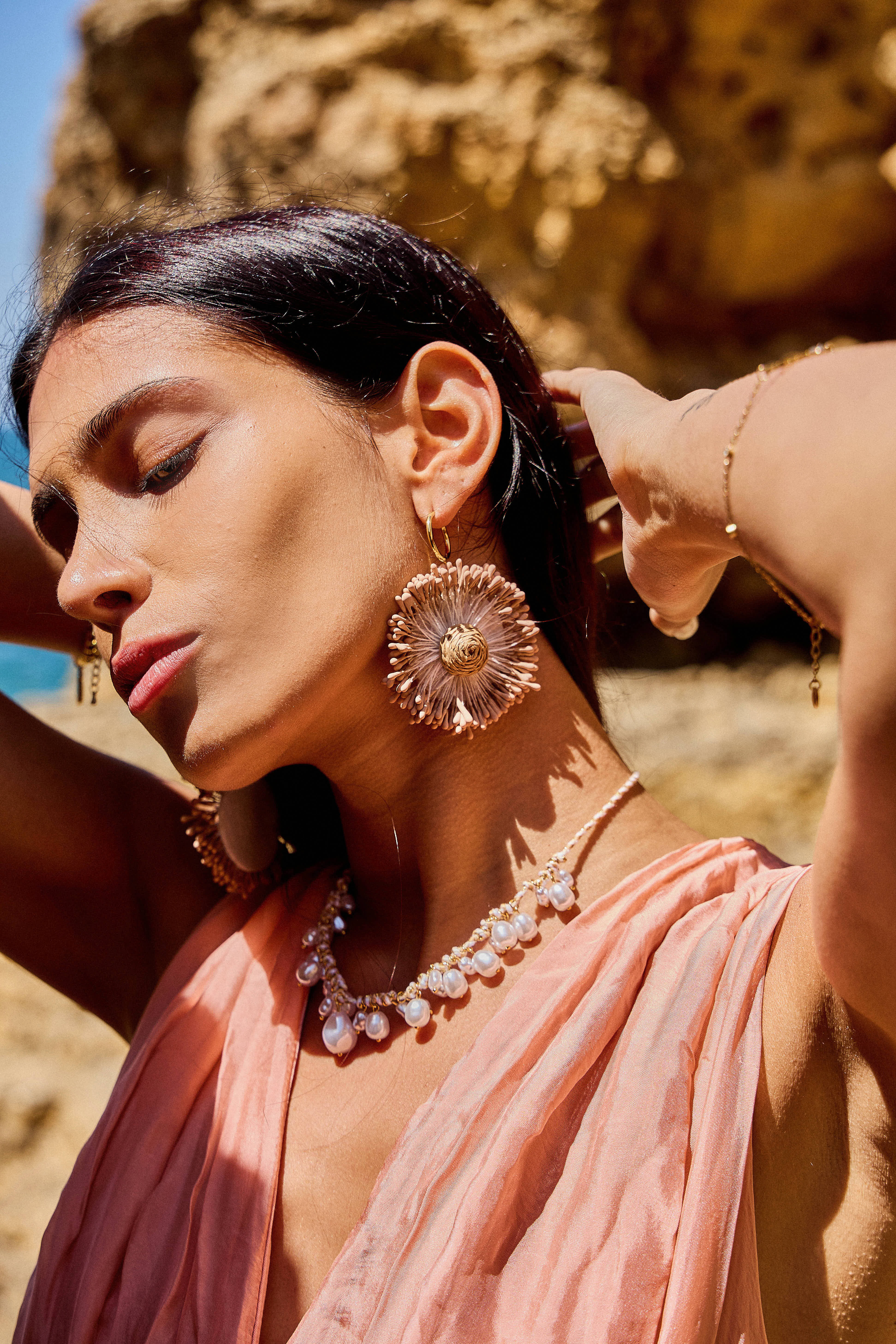 BELLISSIMA BIJOUX – Großhandel Ohrhänger – Boho-Blumenohrringe aus geflochtener Raffia14