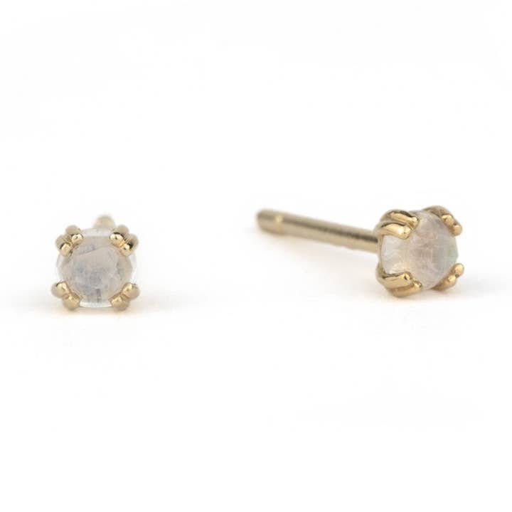 Moonlight Studs — Minimalistische Massief Geelgouden & Regenboog Maansteen Oorbellen voor wholesale door Aiden Jae