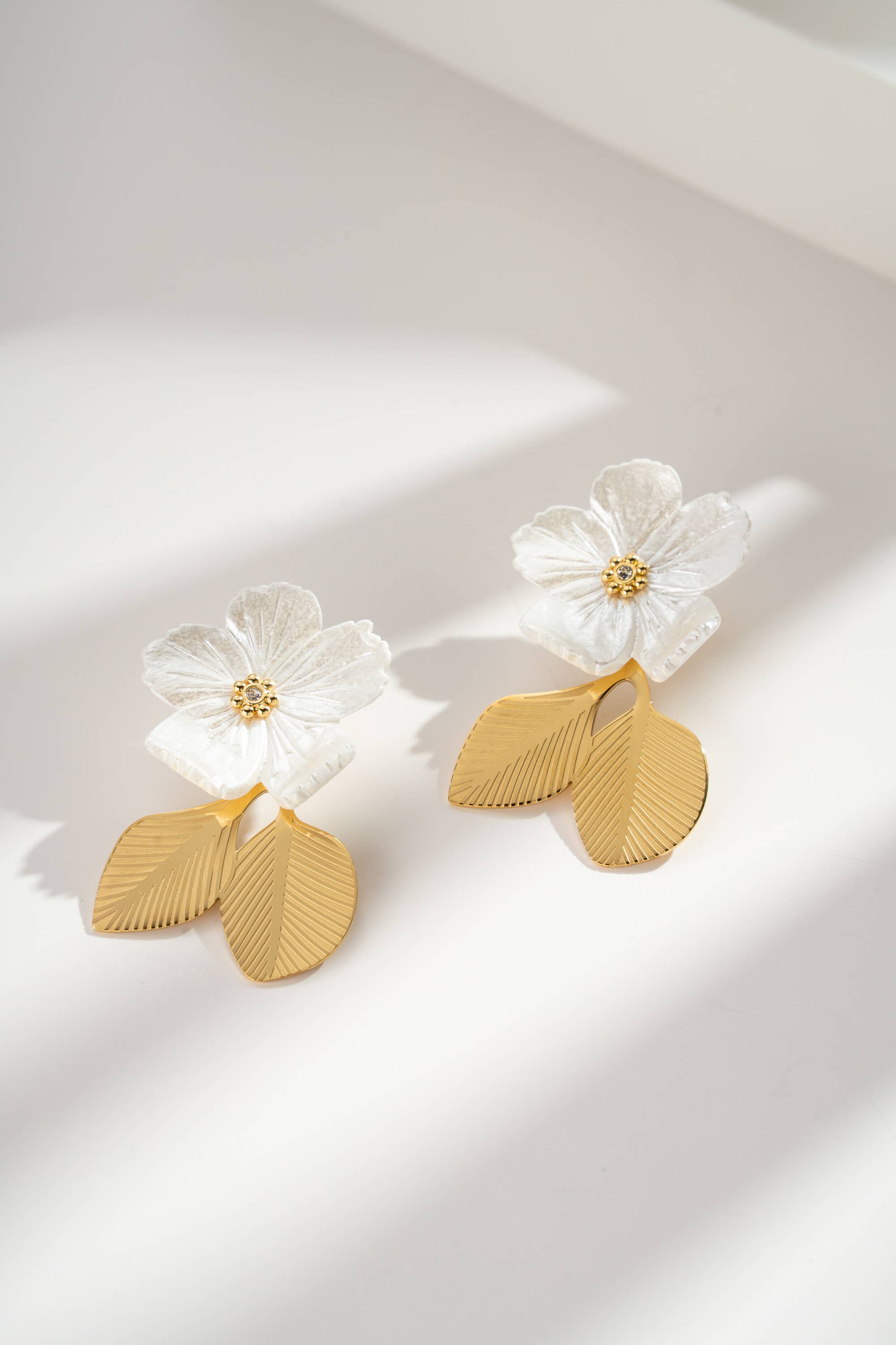 COSMOS – Engroshandel Hængeøreringe og creoløreringe – Perleblomsterøreringe – Gyldne Blade i Rustfrit Stål1