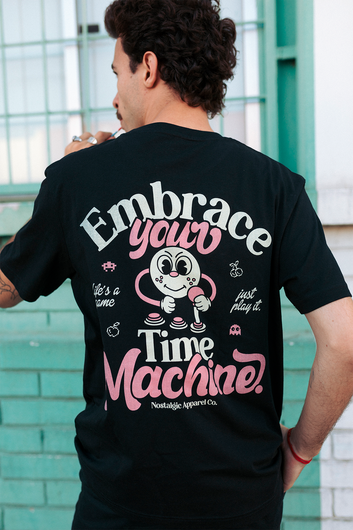 Nostalgic Apparel - Wholesale T-shirt met print - Uniseks - Embrace your Time Machine | Zwart T-shirt2