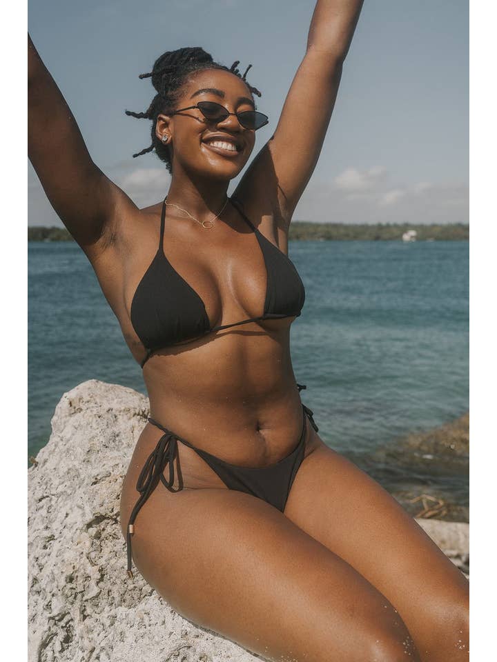 Pure Bliss Bikinis – wholesale Bikiniöverdelar – Dam – Coron String BikIni Topp - Svart Rib1