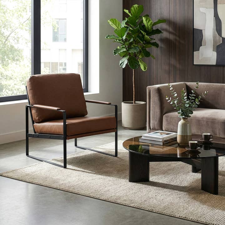 Fauteuil d'appoint en similicuir Ayume Brown avec pieds en fer noir pour la vente par Glamour Home