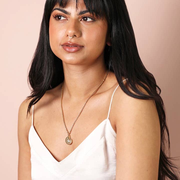 Lisa Angel – wholesale Pendant/charm necklace – Swirl Shell Pendant Necklace in Gold2