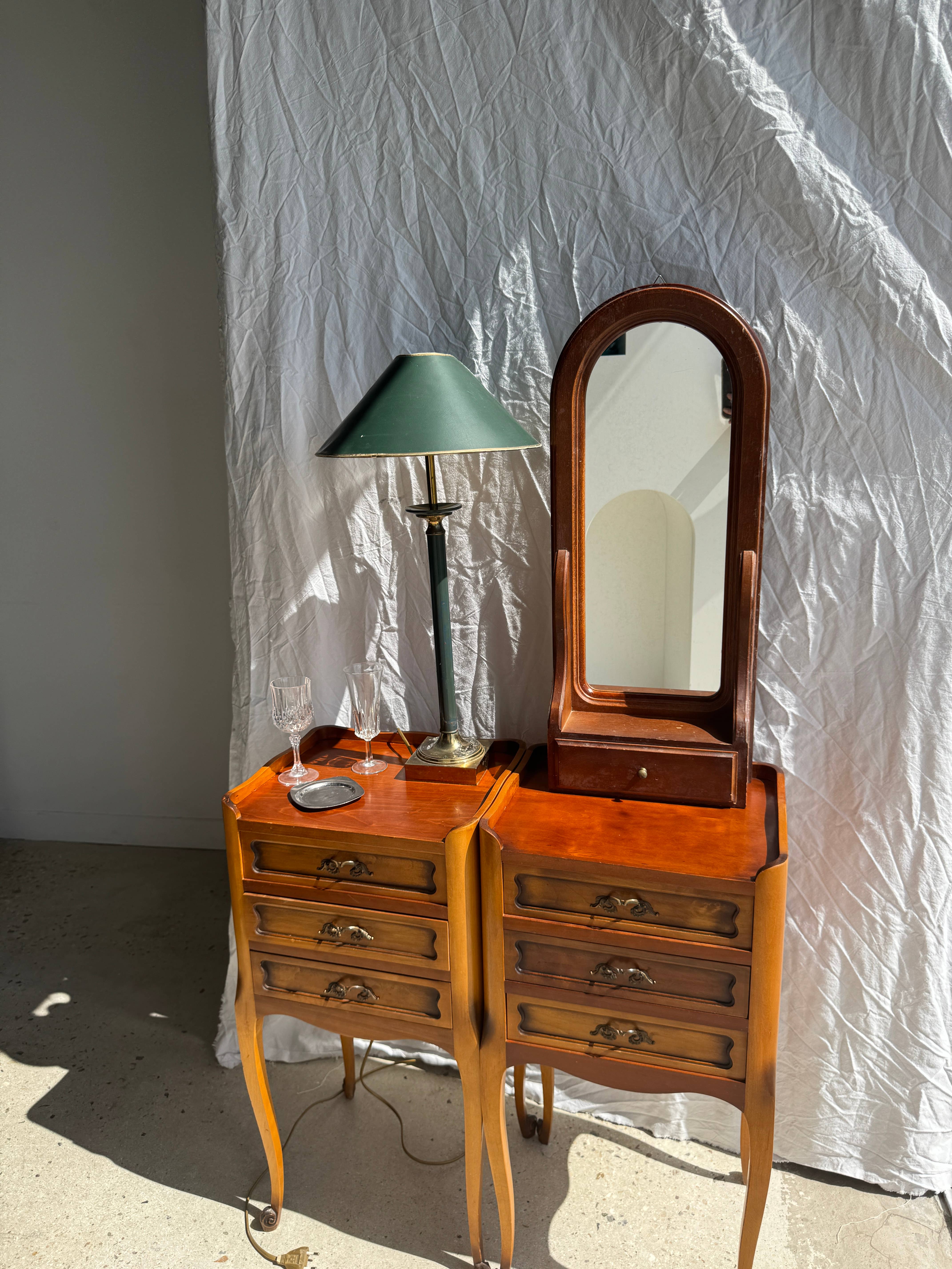 Office Objets - Wholesale Wall Mirror - Rounded mirror with a brown wooden drawer H679