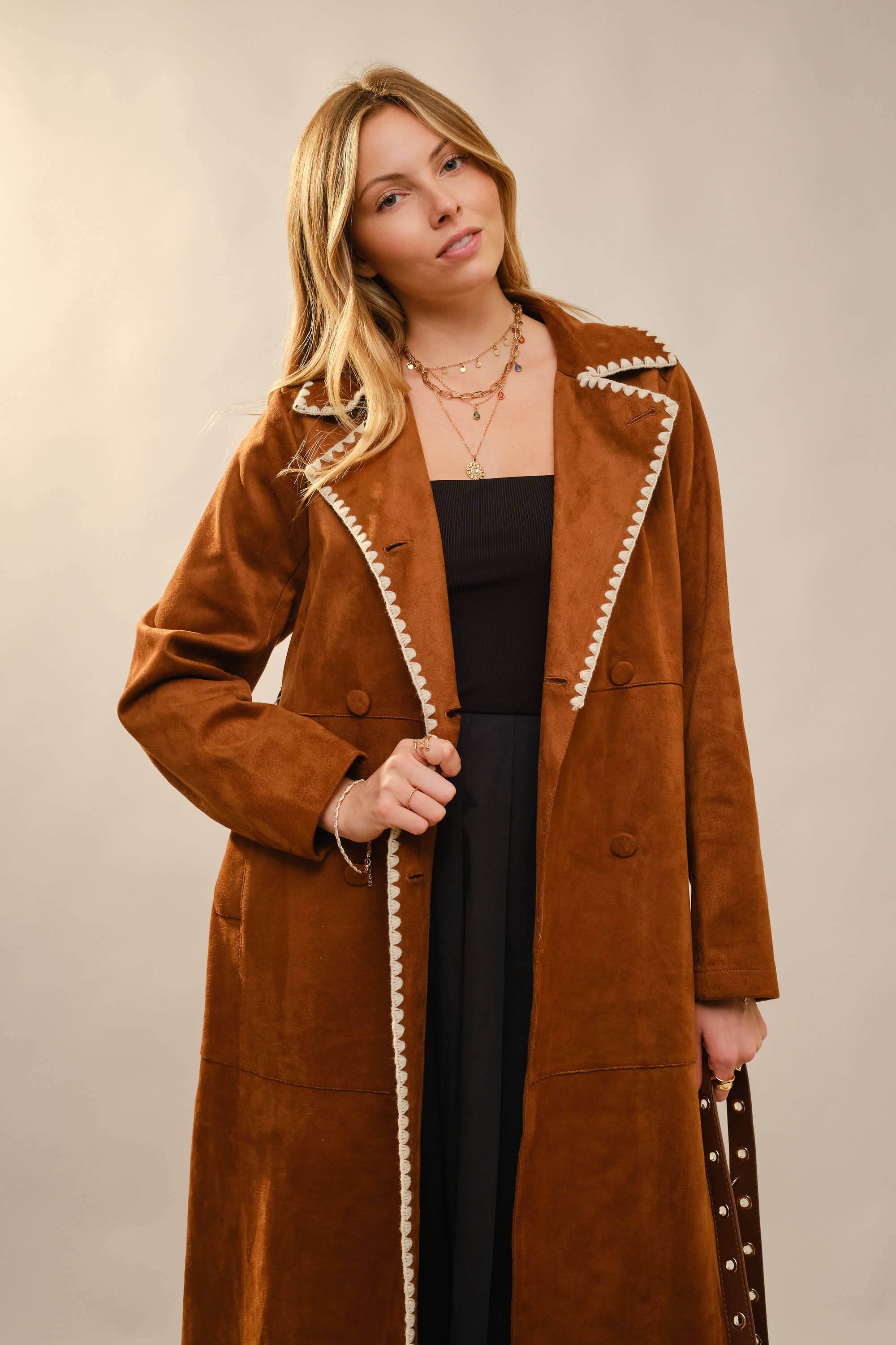 RUST 23592J Trenchcoat i imiteret ruskind med broderet kant for engroshandel på Faire10