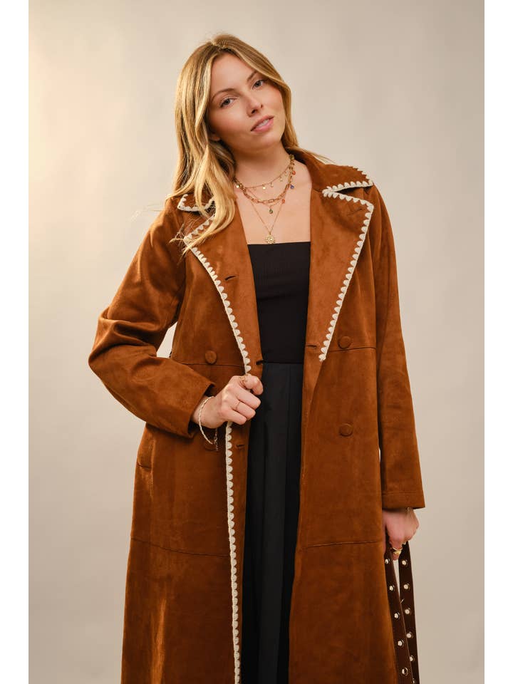 ROST 23592J Trenchcoat i fuskmocka med broderad kant för wholesale på Faire10