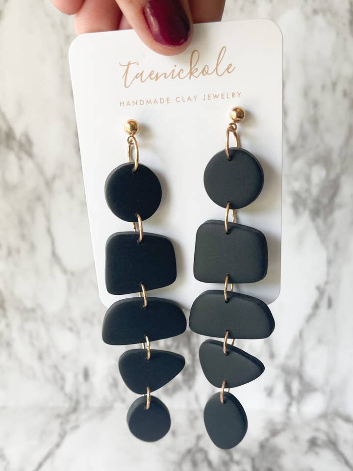 Big Bertha | Noir | Boucles d'oreilles en pâte polymère pour la vente par taenickole