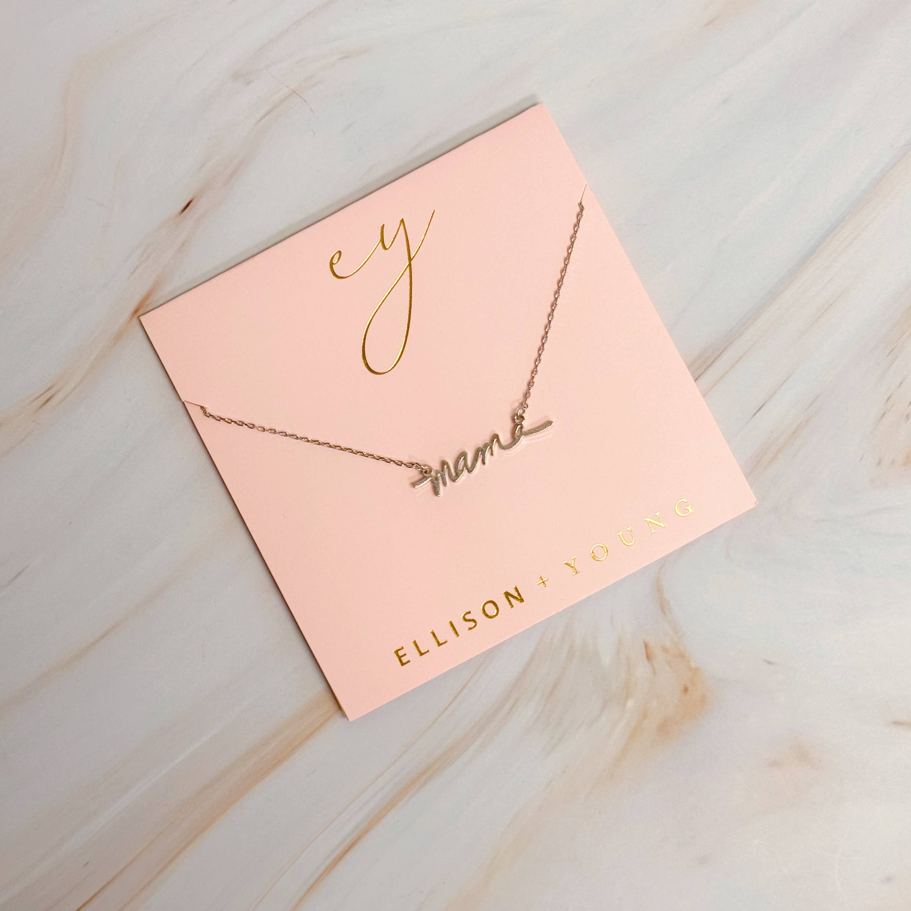 Ellison+Young – Engroshandel Halskæde med vedhæng – Mama Script halskæde7