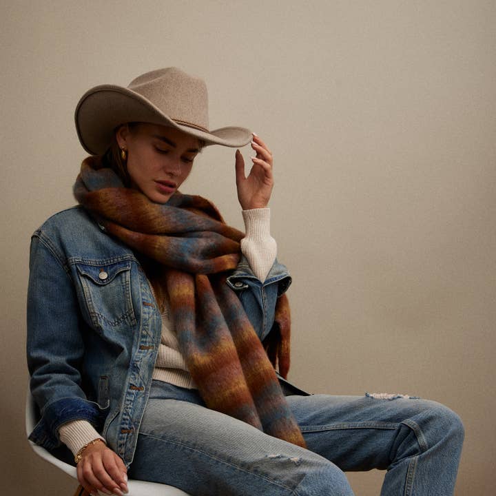 Chapeau de cowboy en feutre végétalien avec corde en cuir pour la vente par Lilla Haven