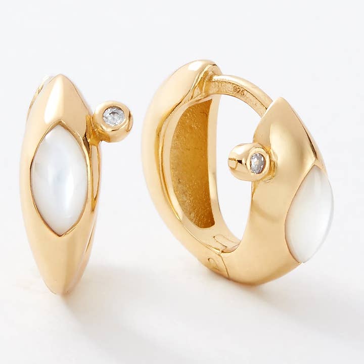 Iris Omkeerbare Gouden Huggie Hoops (Verzending half september) voor wholesale door Sara Patino Jewelry