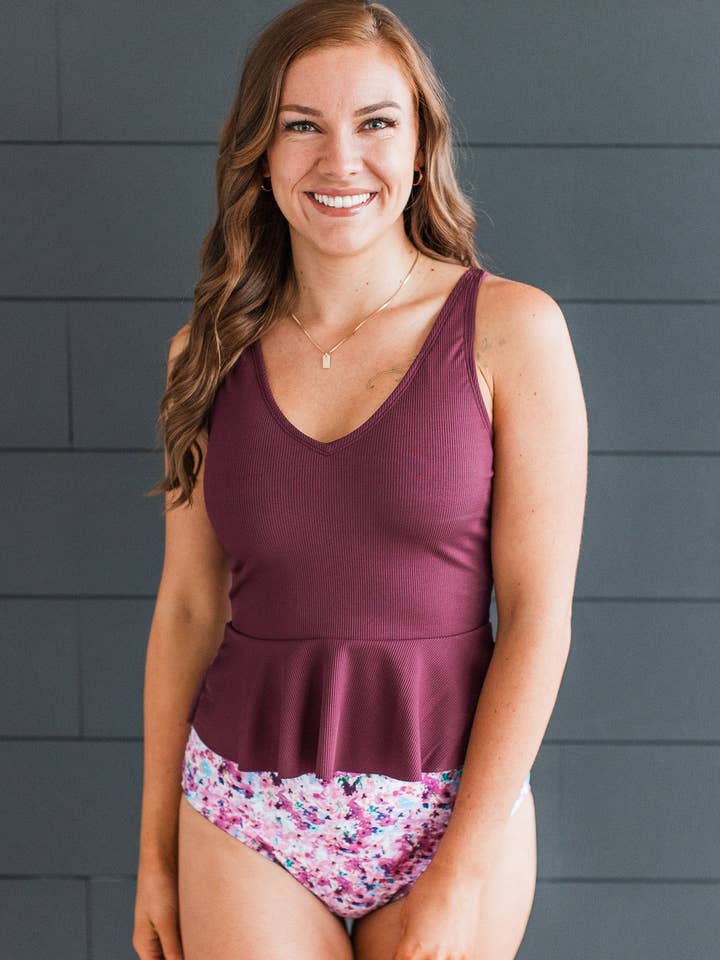 Top de banho Ocean Breeze Peplum Tankini - Ameixa com nervuras por atacado de Mack and Mal