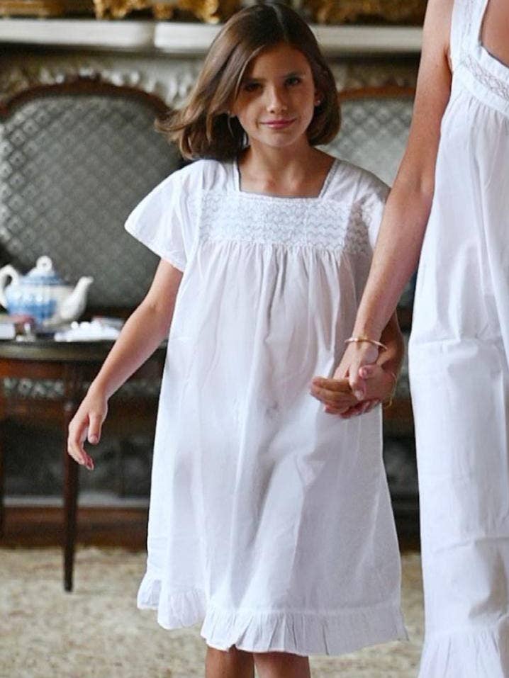 Vestido de Algodão Branco Amelia, com Fumo por atacado de Jacaranda Living