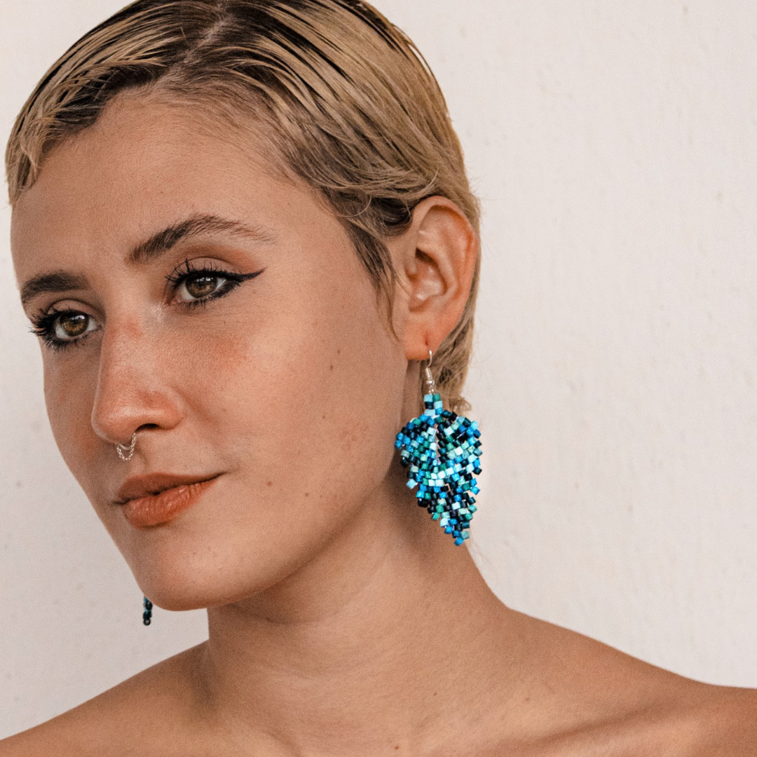 Los Colores de la Tierra – Großhandel Ohrhänger – Kleine und perlenbesetzte Pfeilspitzenohrringe — in 8 Farben erhältlich8