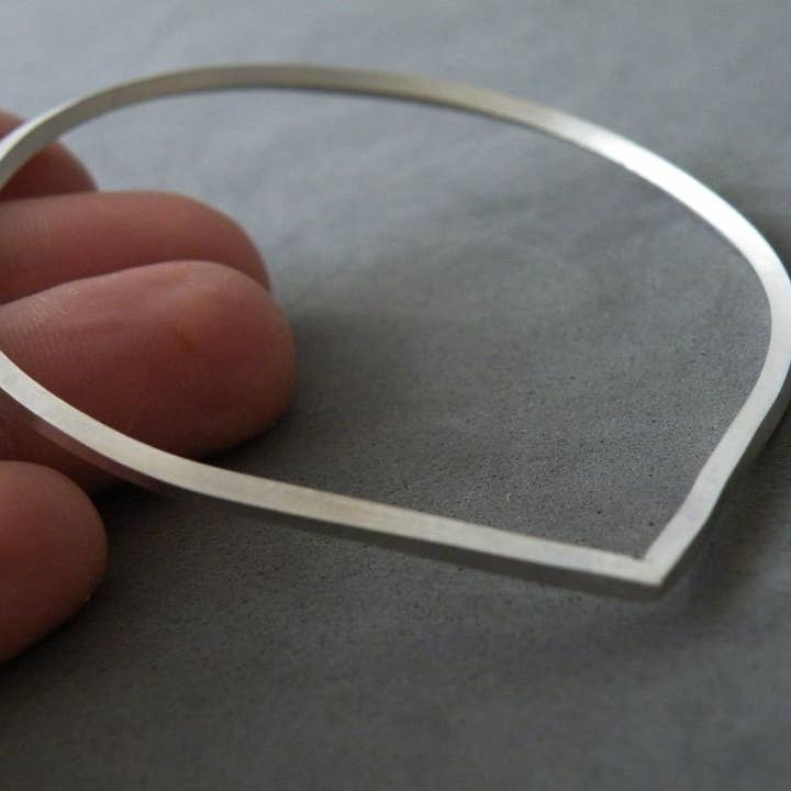 Bracelet jonc à empiler en forme de larme en argent sterling oxydé pour la vente par SteamyLab