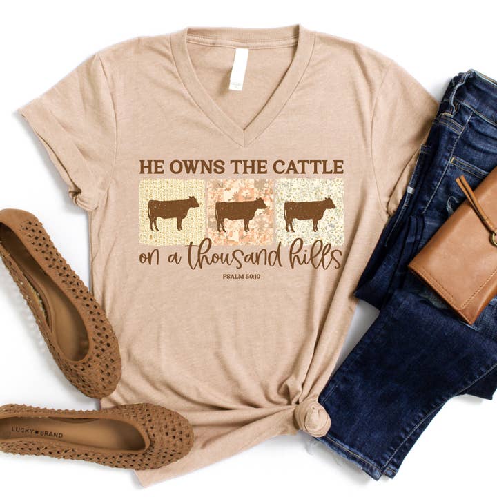 Il possède le pull col en V Cattle pour la vente par Love in Faith