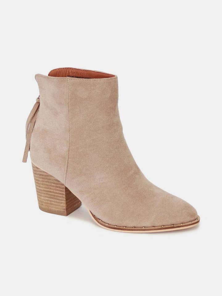 Taupe Beast Fashion mocka spetsiga ankelboots för wholesale på Faire