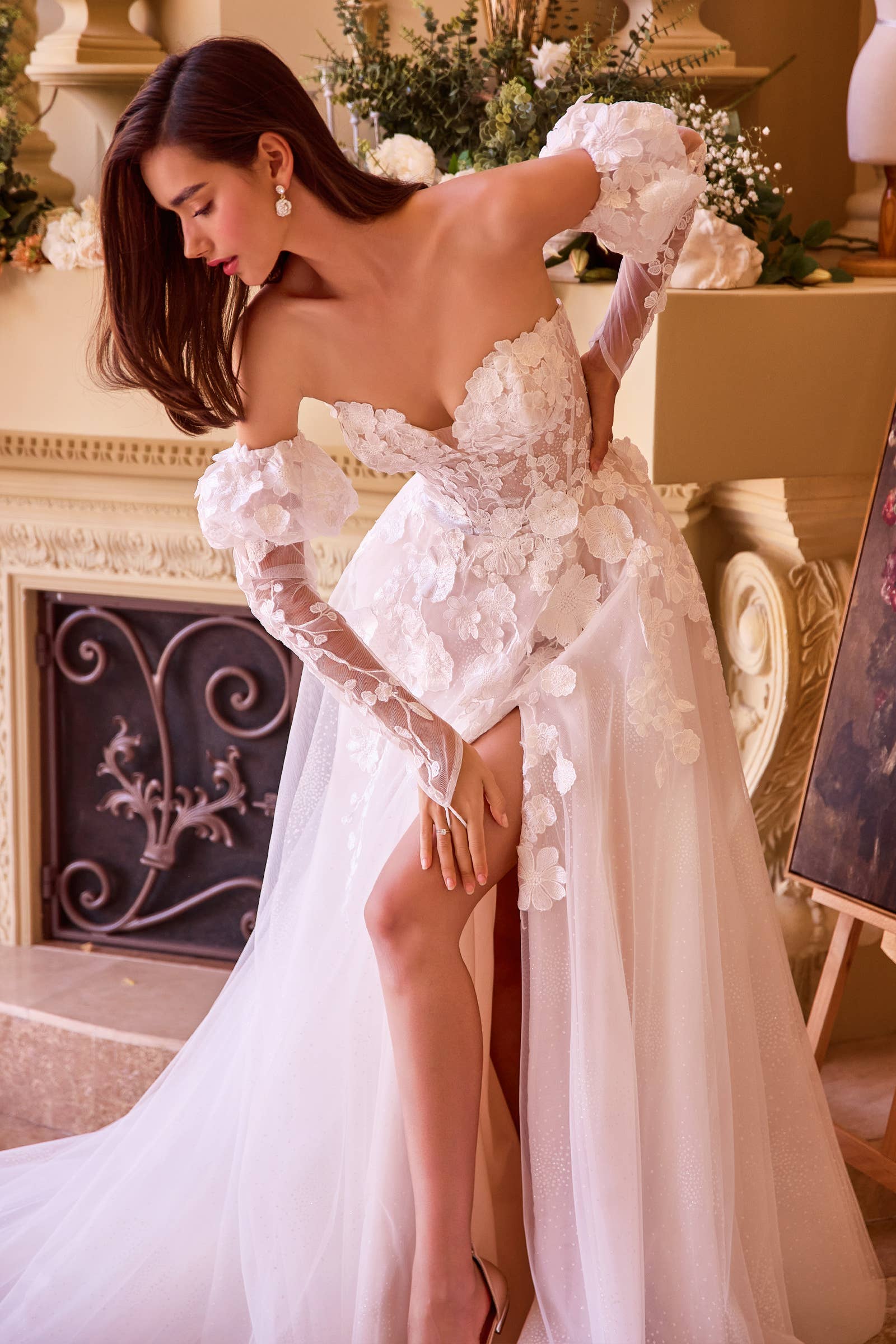 Off White-Nude Abito da sposa senza spalline con applicazioni floreali in vendita all'ingrosso su Faire5