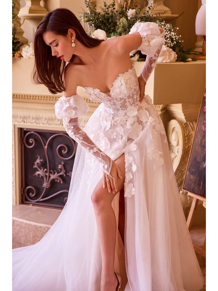 Off White-Nude Abito da sposa senza spalline con applicazioni floreali in vendita all'ingrosso su Faire5