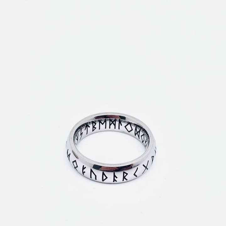 Mio Queena – Großhandel Band/Stapelring – Vintage-Ring aus Titanstahl mit Luen-Runen-Text im Wikingerstil — MJ/MR