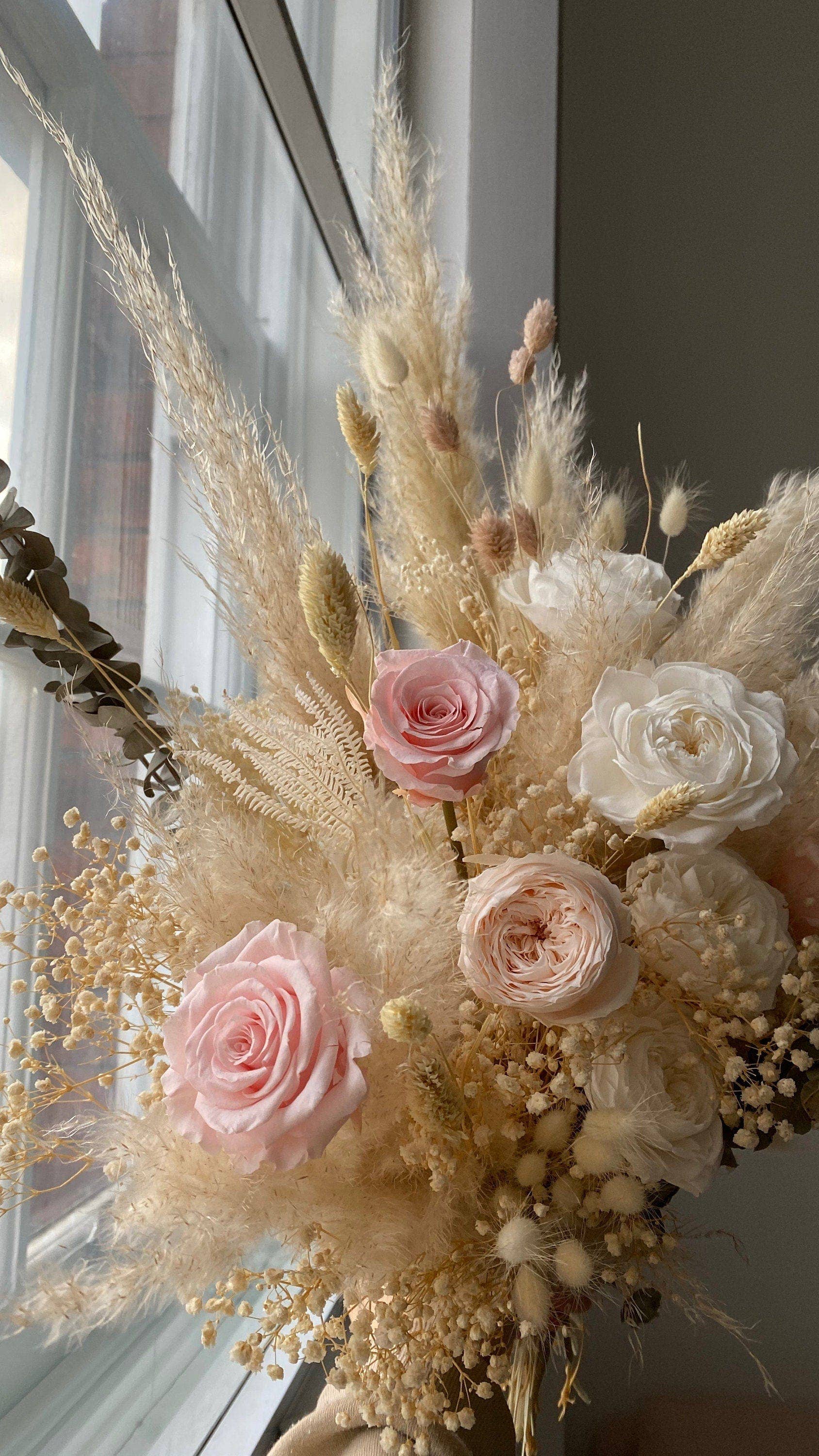 Hidden Botanics – wholesale Torkade/pressade blommor – Brudbukett med torkade blommor i sandfärgat creme och pastellrosa6