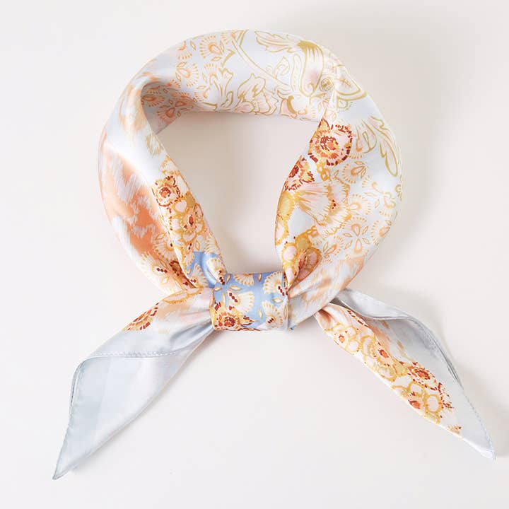 Foulard carré à imprimé floral abstrait pour la vente par Collections by Fame Accessories