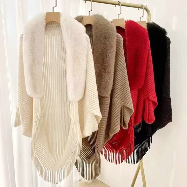 PONCHO À FRANGES AVEC BORDURE EN FOURRURE, LVPO 013 pour la vente par JOIA ACCESSORIES
