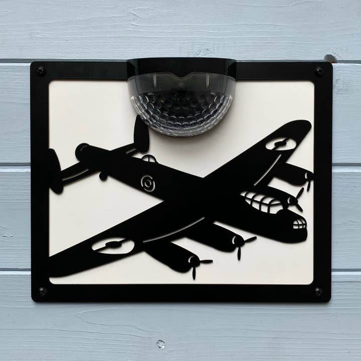 Plaque murale à lumière solaire Lancaster Bomber pour la vente par Florys Online