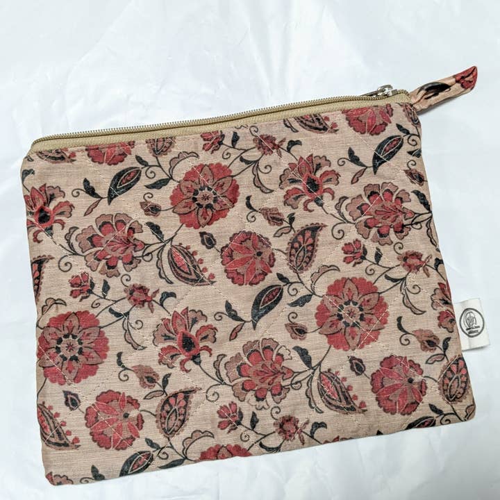 Pochettes en sari matelassées : motif floral bordeaux avec fermeture éclair colorée pour la vente par Shakti.ism