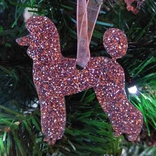 Décoration de Noël en forme de caniche à paillettes pour animaux de compagnie pour la vente par Pet Mirrors