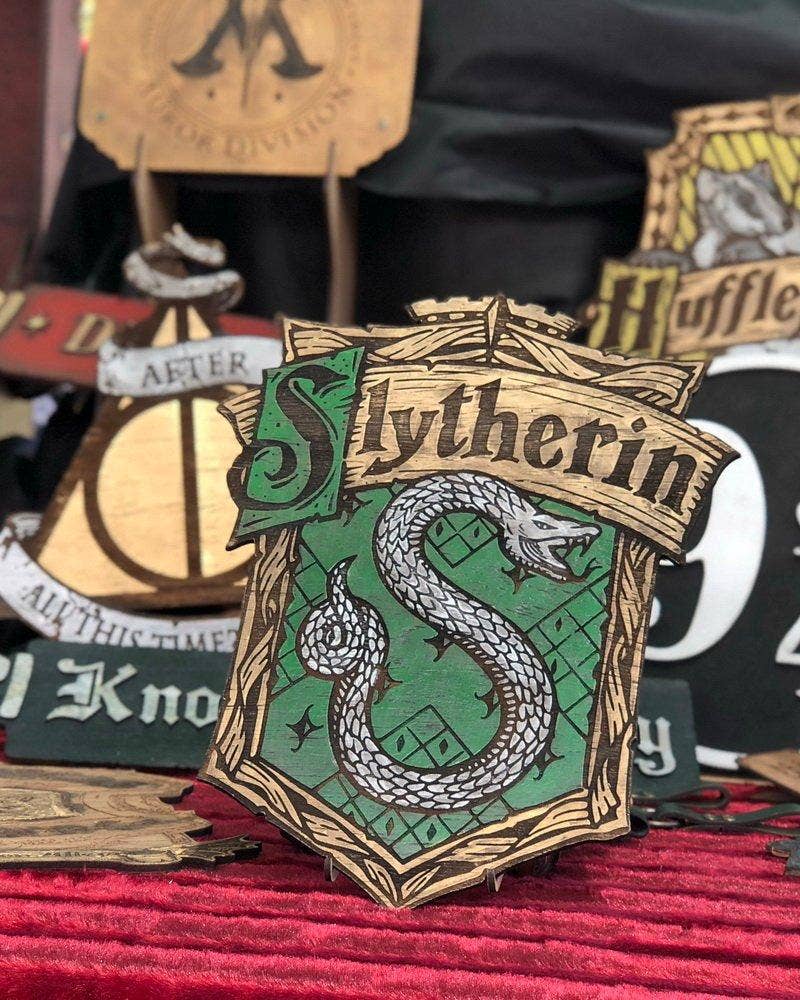 Outcast Props – wholesale Sign – Slytherin Wood Sign.5