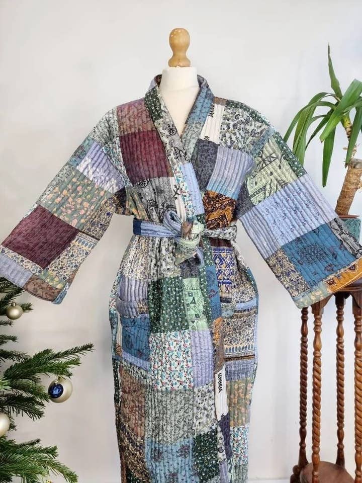 Badjas van puur katoen gewatteerd | Grijs gerecycled zijden patchwork voor wholesale door Essential Designs London