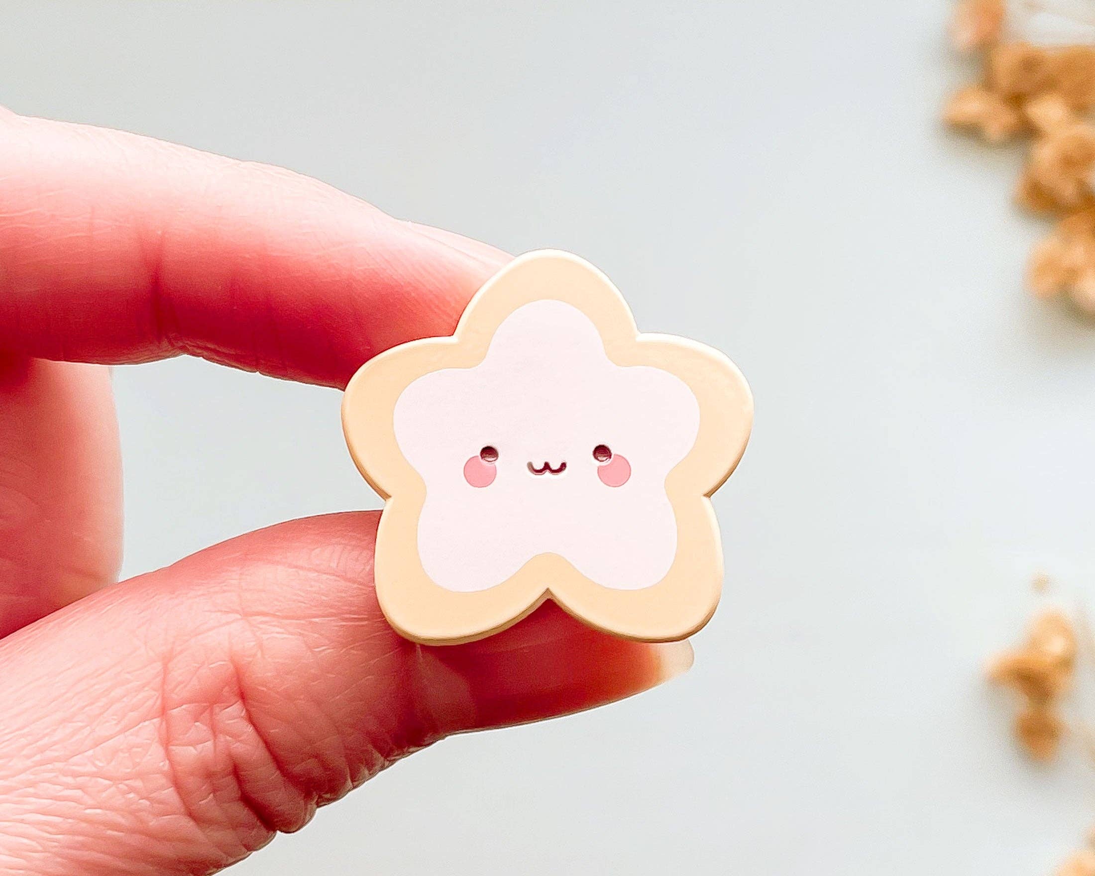 Alum and Ink - Vendita all'ingrosso Spilla da bavero - Spilla smaltata verniciata a forma di biscotto con stella satinata0